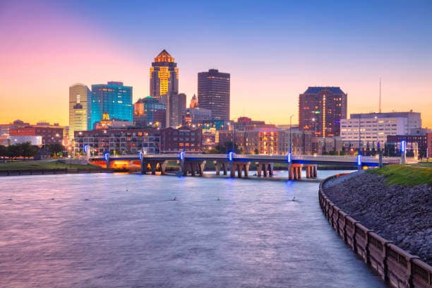 skyline of des moines iowa