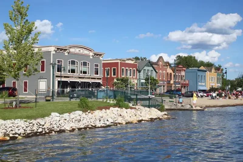 homes on lakefront in pewaukee wisconsin